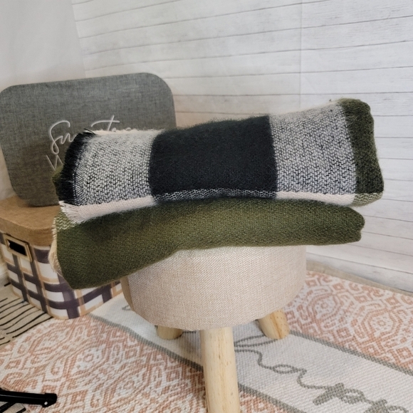 GORGEOUS 100% ACRYLIC BLANKET SCARVE, IN ARMY GREEN, CREAM & BLACK BUFFALO PLAID - Picture 7 of 7